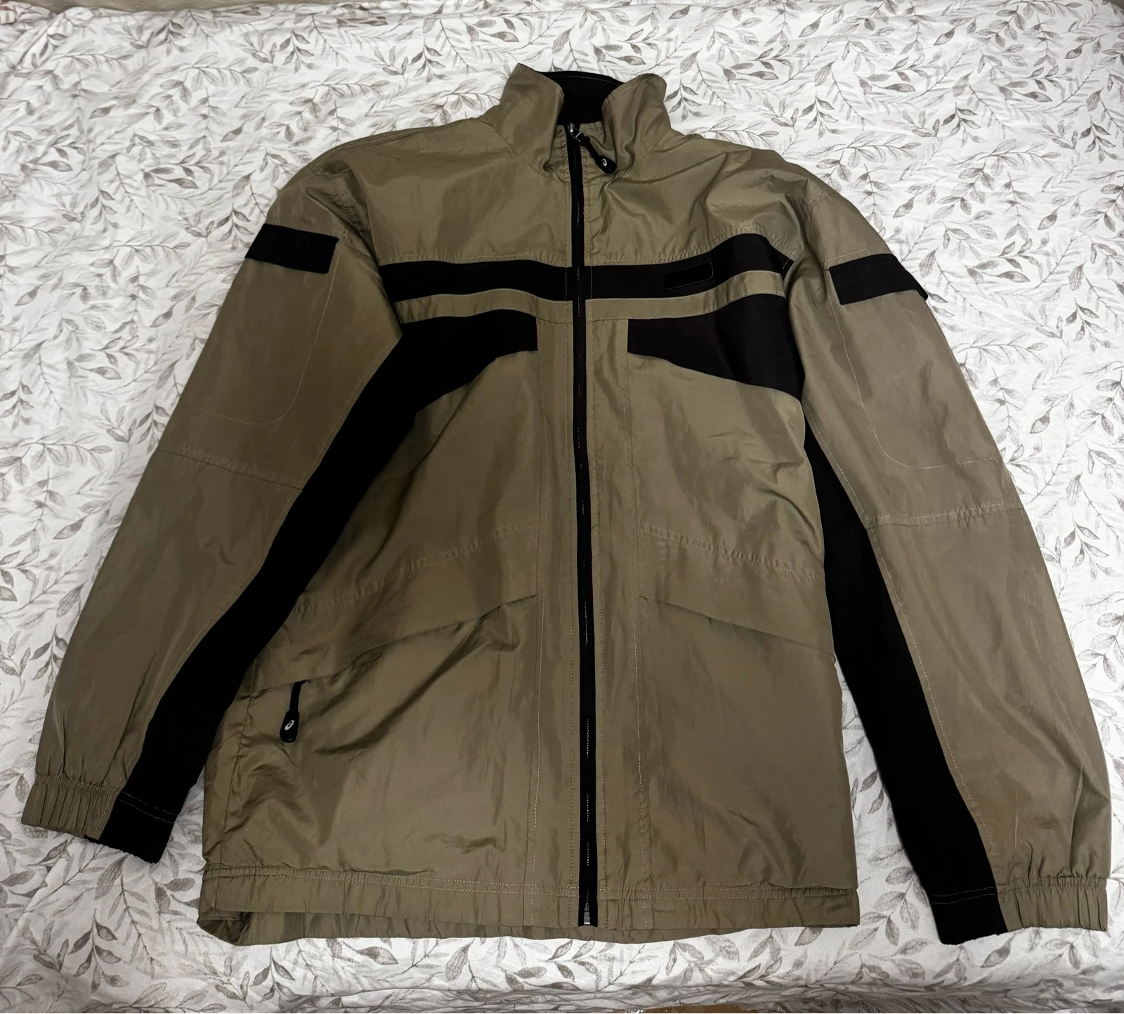 Chaqueta Asics verde caqui/negro